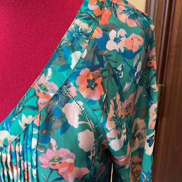 LC Lauren Conrad  Top  blouse, V-neck&back floral Light green peach blue Size XS - Picture 5 of 9